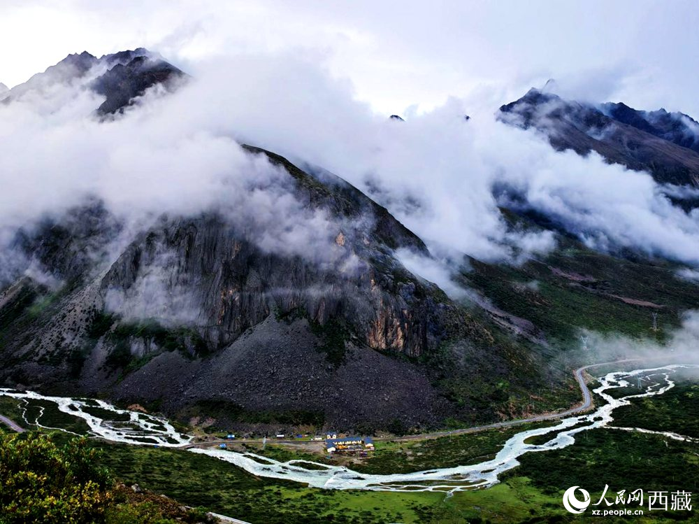 河流蜿蜒于青山間。人民網(wǎng) 李海霞攝