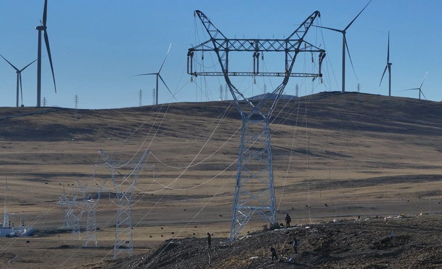 那曲市色尼區(qū)國能100兆瓦風電11千伏送電工程現(xiàn)場。拉巴平措攝