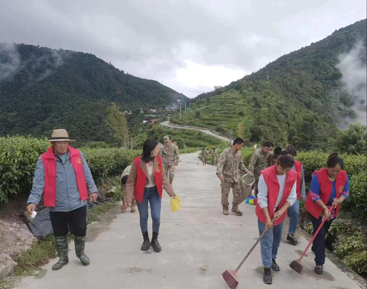 圖為：墨脫縣背崩鄉(xiāng)格林村軍地黨組織共同開展“愛我墨脫、靚我家園”主題黨日活動(dòng)