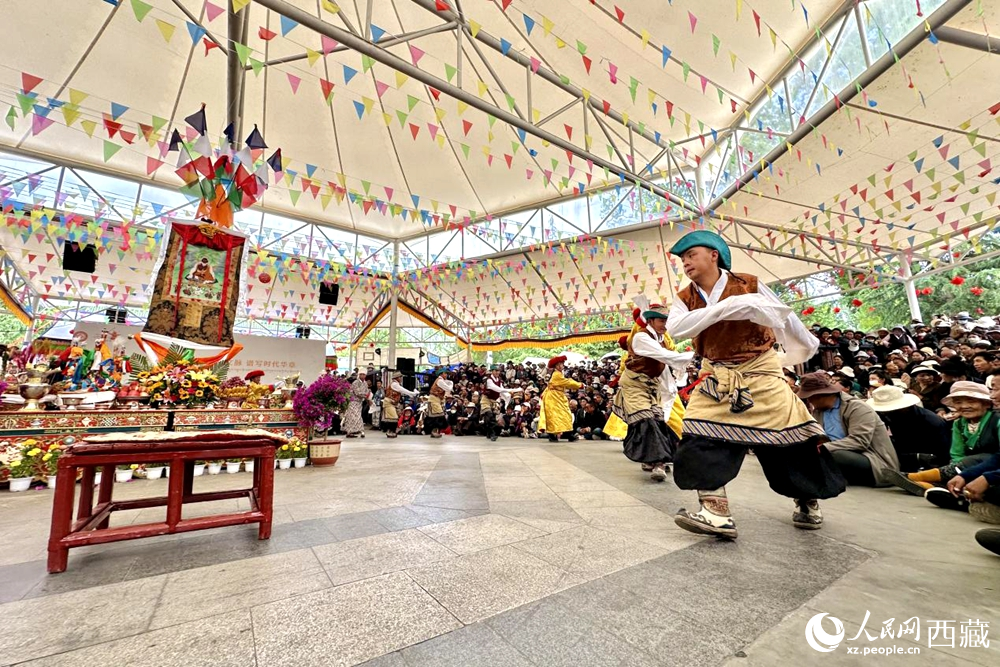 拉薩市宗角祿康公園舉行傳統(tǒng)藏戲劇目展演。