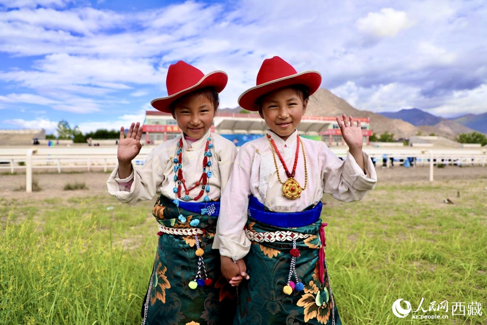 比賽現(xiàn)場外身著民族服飾的藏族小女孩兒。