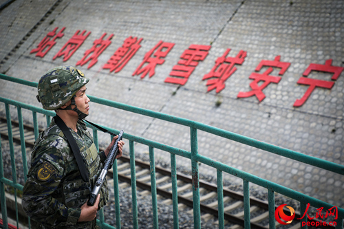武警西藏總隊拉薩支隊執(zhí)勤八大隊官兵在鐵路旁執(zhí)勤。支翔宇 攝