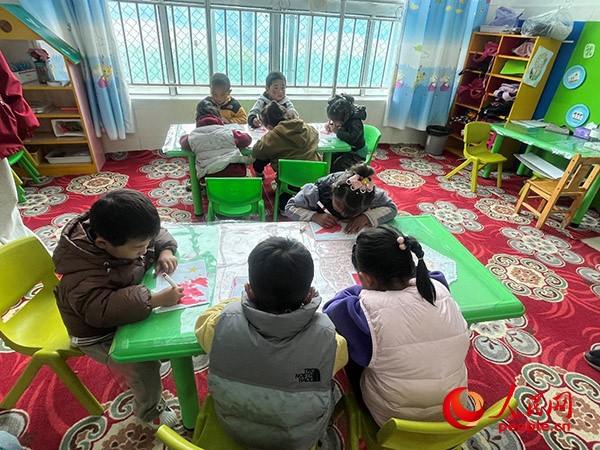 拉多村一所現(xiàn)代化幼兒園小班孩子們正在繪畫。張敏穎 攝