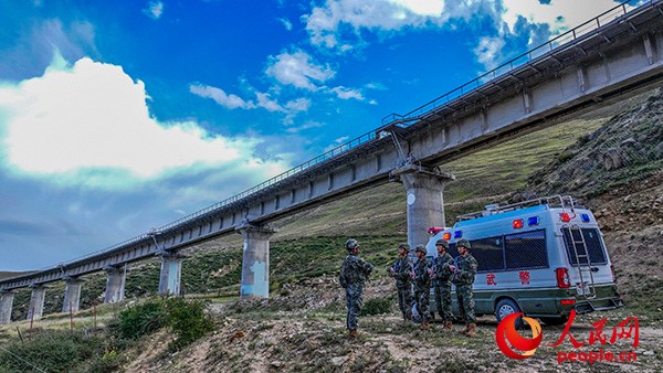 武警西藏總隊拉薩支隊執(zhí)勤八大隊官兵進行護路演練以應(yīng)對突發(fā)情況。張磊 攝