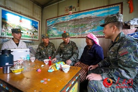 武警西藏總隊拉薩支隊執(zhí)勤八大隊官兵慰問藏族老人。何騰海 攝