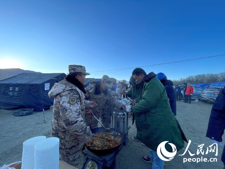 子弟兵為受災(zāi)群眾分發(fā)早餐。人民網(wǎng)記者 郝潔攝