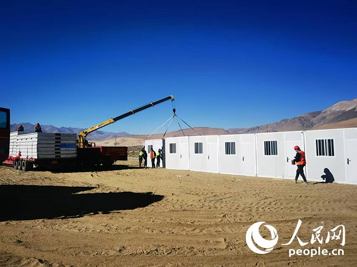 1月9日，在日喀則市定日縣長所鄉(xiāng)森嘎村安置點，工作人員抓緊搭建移動板房，確保受災(zāi)群眾溫暖過冬。人民網(wǎng)記者 吳雨仁攝