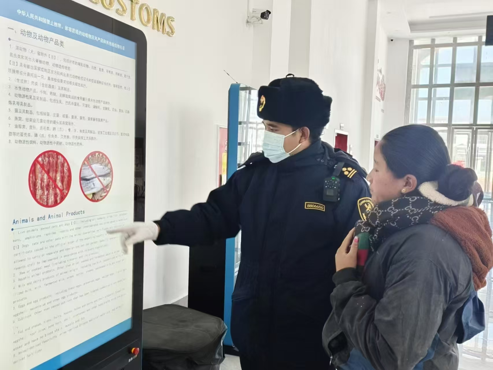 海關(guān)關(guān)員對(duì)入境邊民進(jìn)行禁止攜帶、郵寄進(jìn)境動(dòng)植物及其產(chǎn)品解讀。次旺久美攝