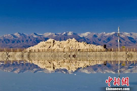 圖為“青海茶卡鹽湖”景區(qū)。（資料圖）　張?zhí)砀！z