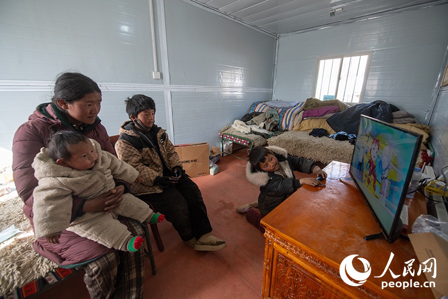 古榮村群眾入住活動板房。人民網(wǎng)記者 翁奇羽攝