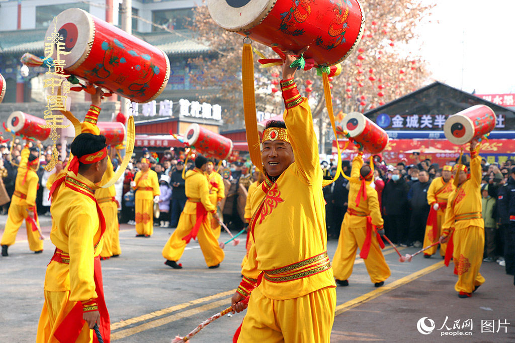 2025年1月29日，蘭州太平鼓、舞獅、軍儺、秦腔等精彩的蘭州市經典非物質文化遺產代表性項目在金城關黃河文化旅游街區(qū)廣場集中亮相。人民網記者 焦隆攝
