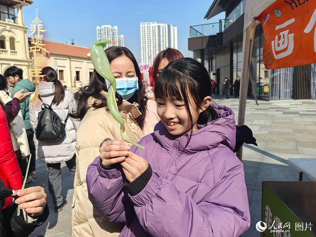 2025年1月29日，湖北武漢的新春廟會上，小朋友拿著吹制好的糖人，十分開心。人民網記者 張沛攝