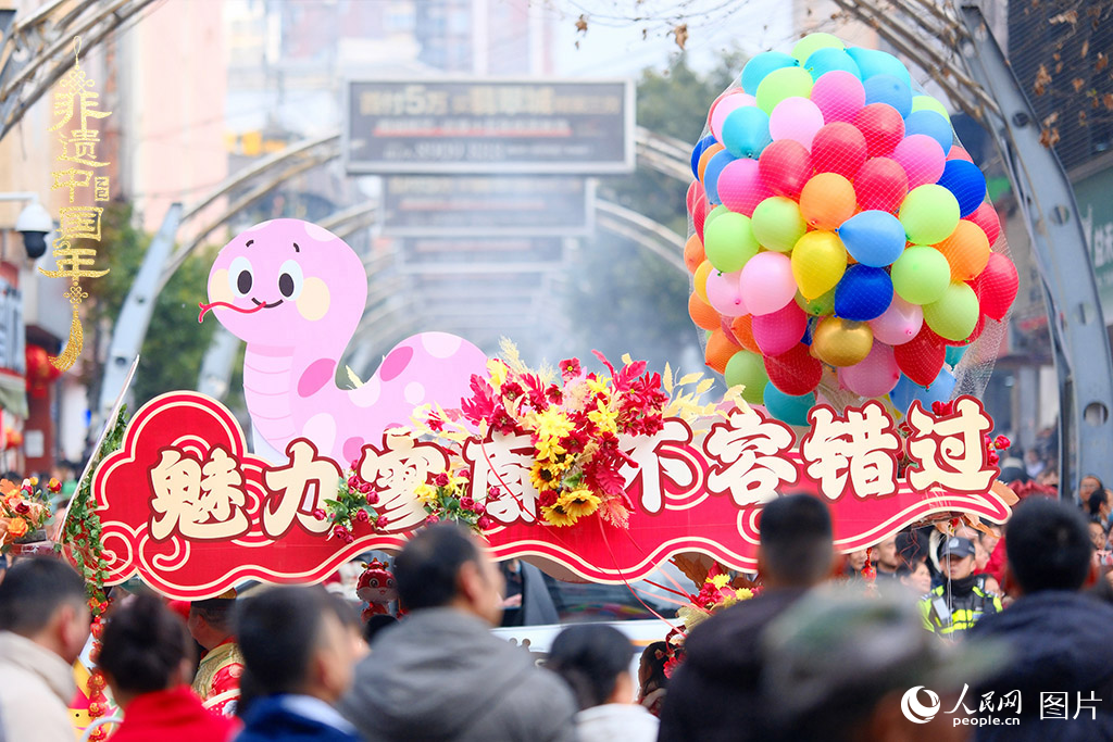 2025年1月29日，大年初一，云南省曲靖市麒麟區(qū)舉行“千人舞麒麟”活動，耍龍舞獅過大年，現場人山人海，熱鬧非凡。人民網 莊志斌攝