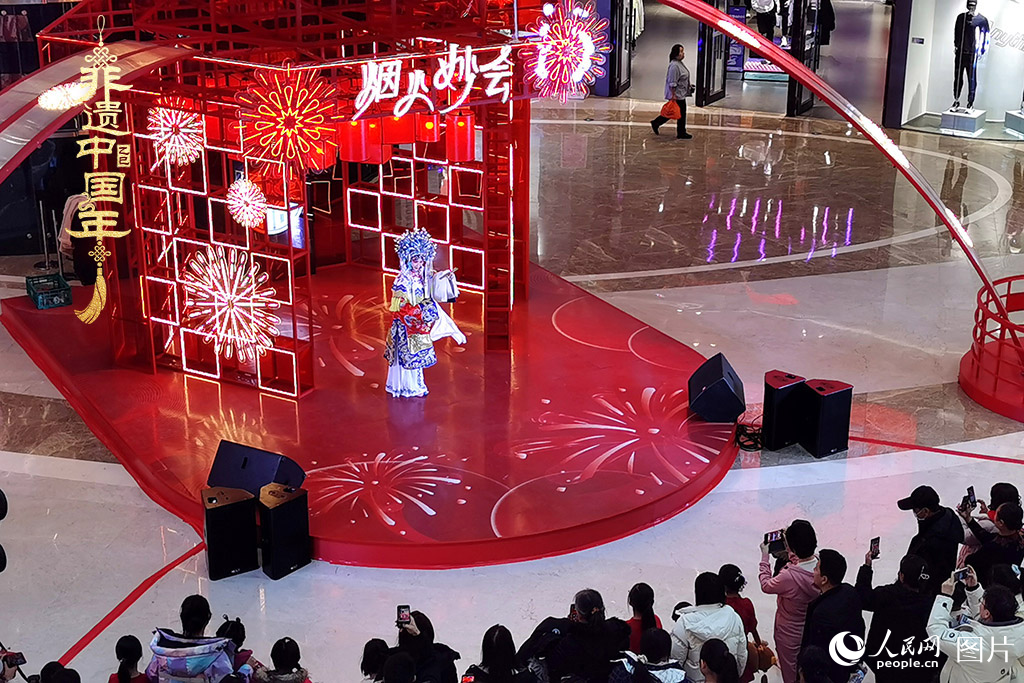 2025年1月29日，大年初一，吉林省京劇團亮相長春“煙火妙會”，演員們用的精湛技藝，為市民呈上一場韻味悠長的視聽盛宴，一招一式盡顯京劇魅力。現場還進行了京劇知識科普，讓傳統文化在互動中 “活” 起來，為新春佳節(jié)增添了一抹濃厚的文化底色 。人民網記者 王帝元攝