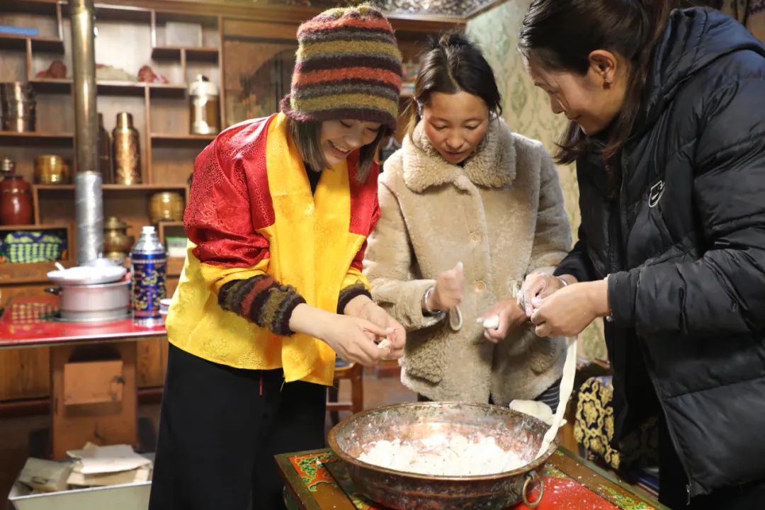 游客體驗(yàn)制作“古突”。巴桑卓嘎攝