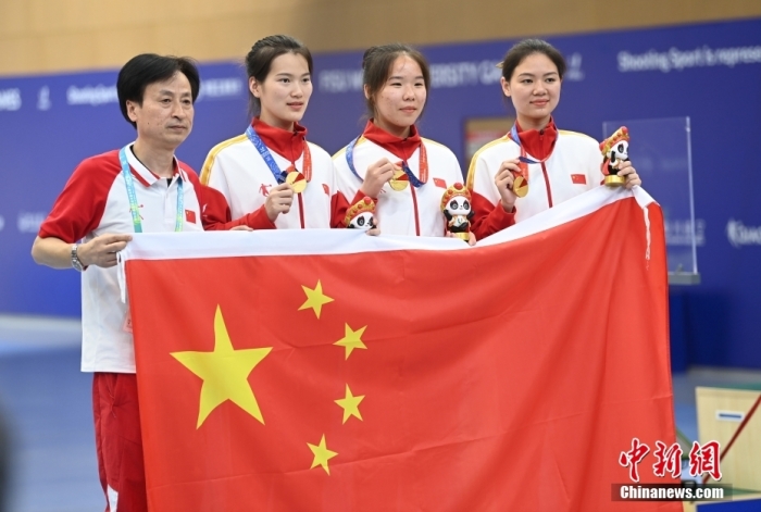 8月1日，第31屆世界大學(xué)生夏季運動會女子25米手槍團體決賽在四川成都舉行，中國隊獲得冠軍。圖為中國隊選手熊亞瑄(左二)、林雅茜(右二)、王珂怡(右一)等站在領(lǐng)獎臺上合影。<a target='_blank' href='/'><p  align=