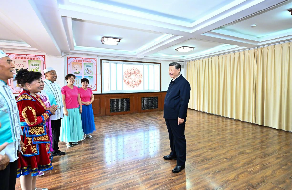 6月19日下午，習近平總書記在銀川市金鳳區(qū)長城花園社區(qū)活動室考察時，同社區(qū)居民親切交流。